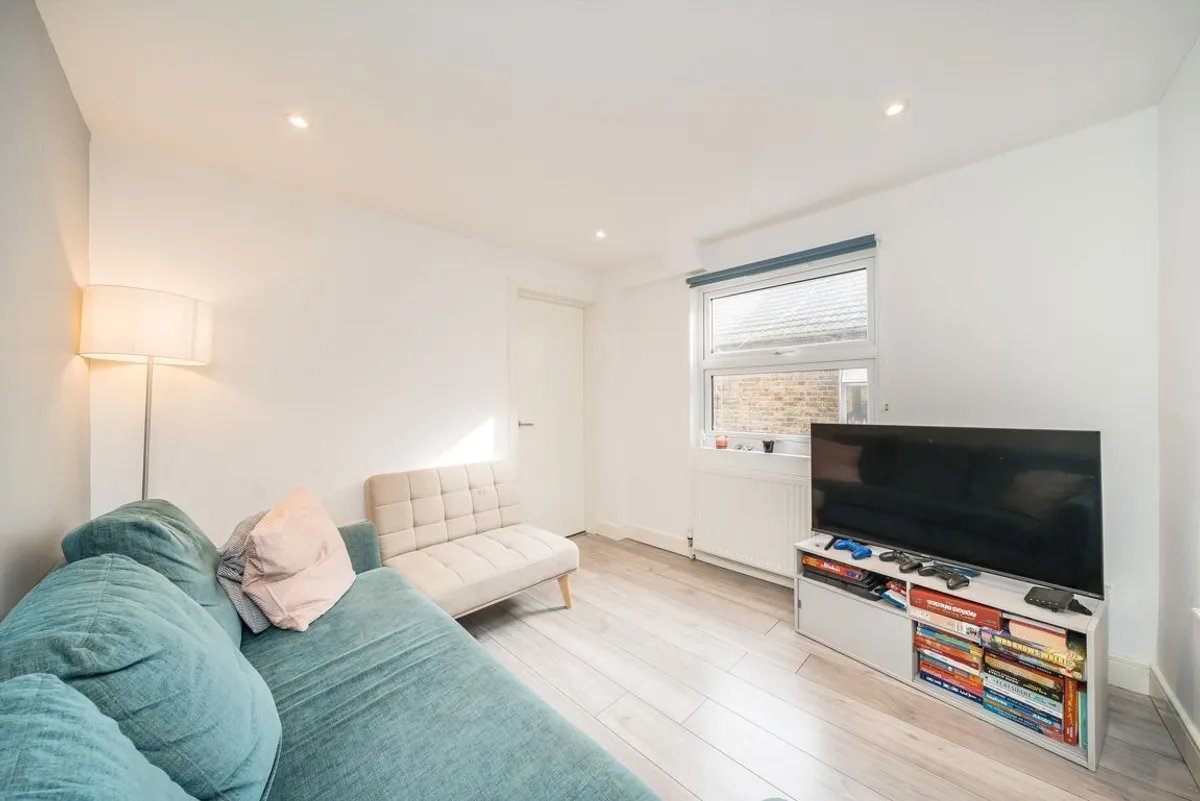 Flat Rookstone Road in Greater London