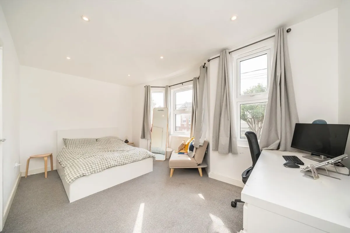 Flat Rookstone Road in Greater London