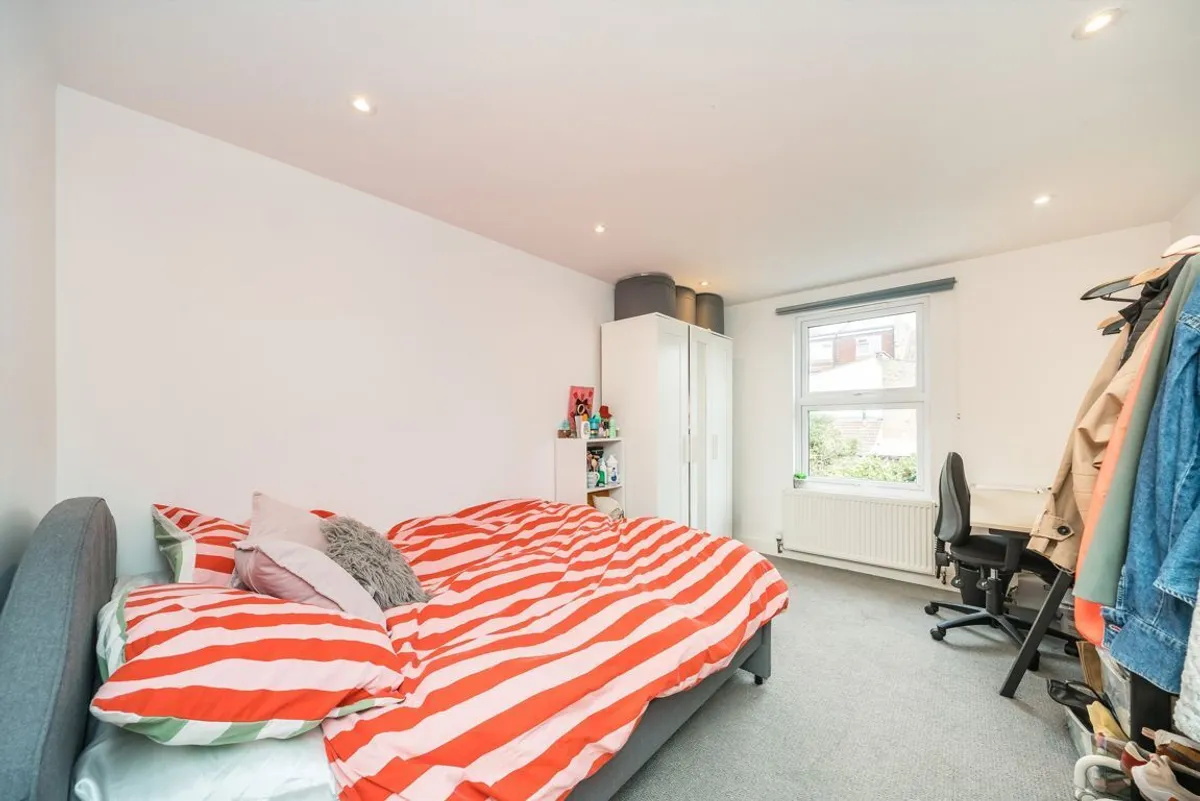 Flat Rookstone Road in Greater London