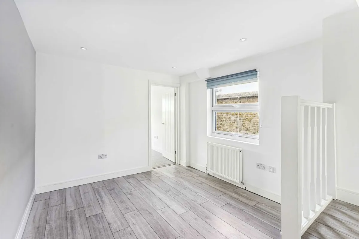 Flat Rookstone Road in Greater London