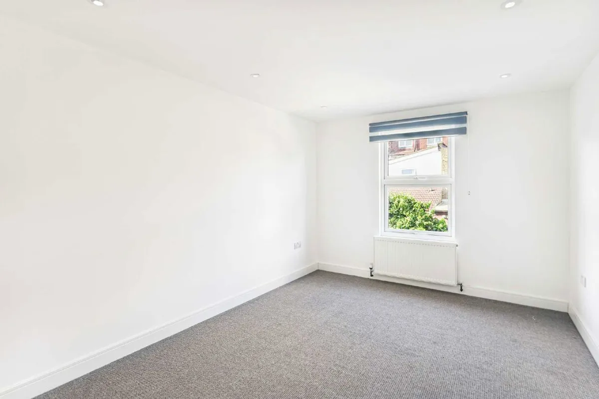 Flat Rookstone Road in Greater London