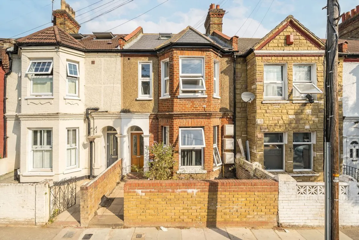 Flat Rookstone Road in Greater London