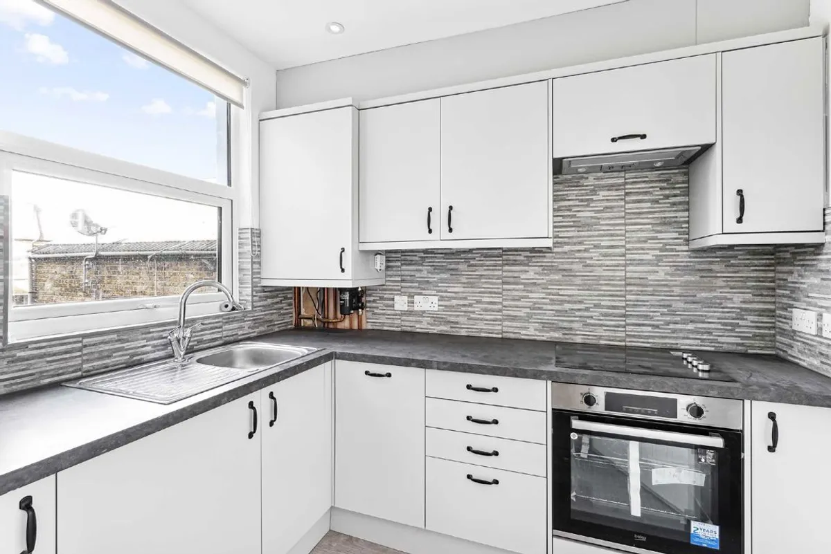 Flat Rookstone Road in Greater London
