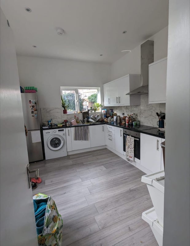 Room Lodge Drive in Greater London