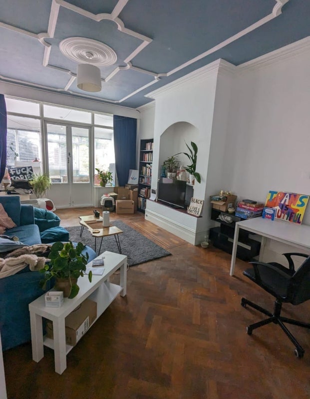 Room Lodge Drive in Greater London