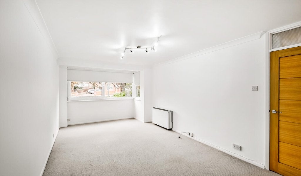 Flat Trent Court in Greater London