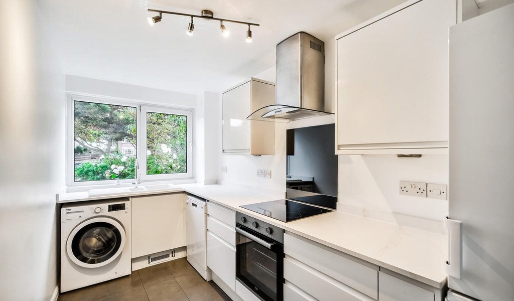 Flat Trent Court in Greater London