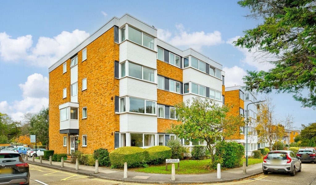 Flat Trent Court in Greater London