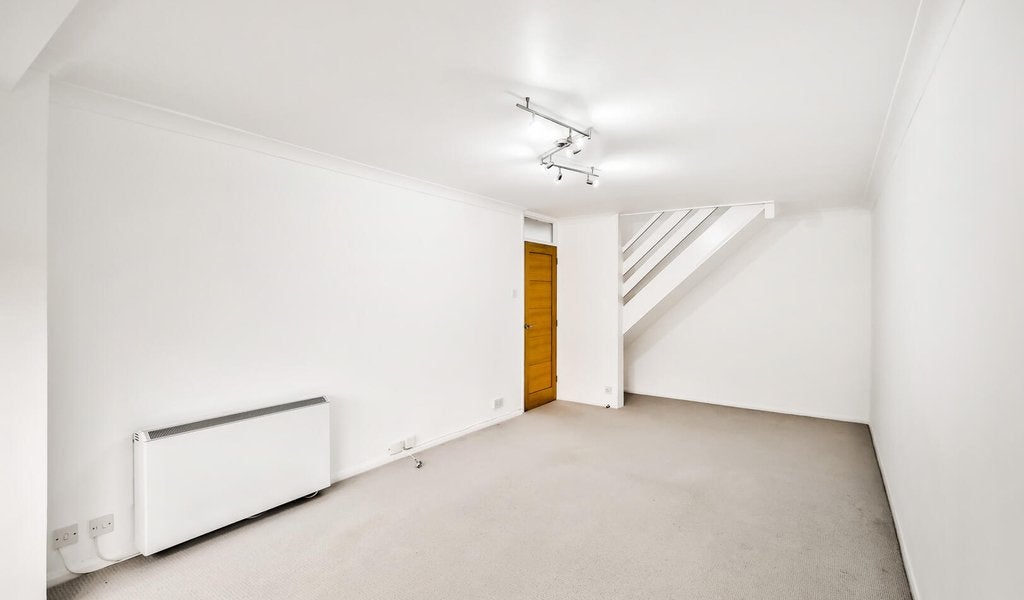 Flat Trent Court in Greater London
