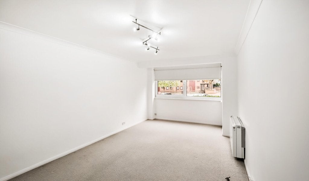 Flat Trent Court in Greater London
