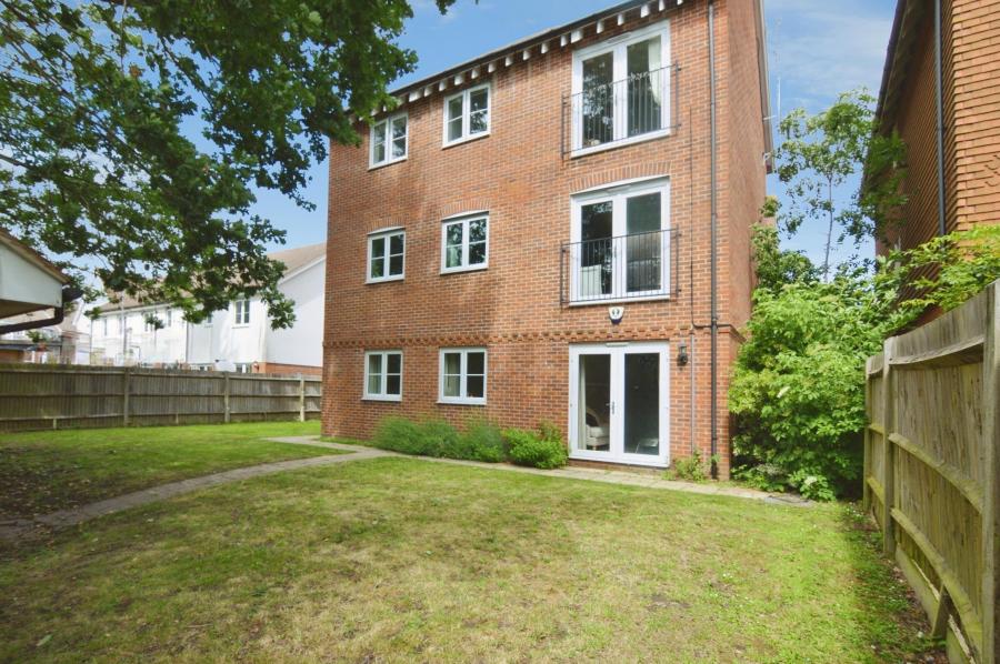 Flat Outfield Crescent in Wokingham