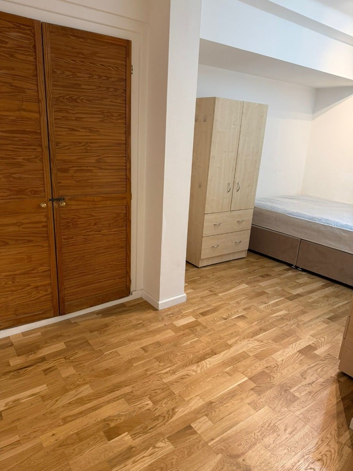 Flat Shepherds Bush Road in Greater London