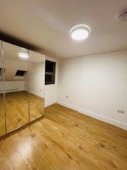 Room Grosvenor Road in Greater London