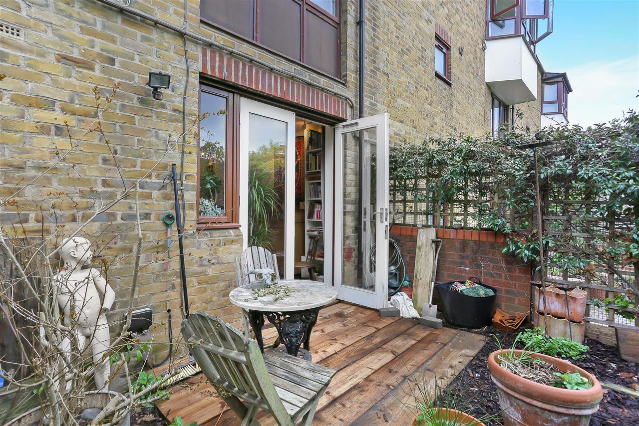 Flat Bredgar Road in Greater London