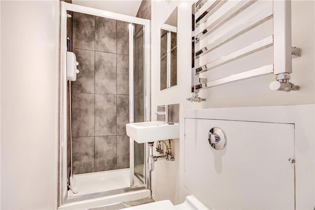 Flat Warbeck Road in Greater London