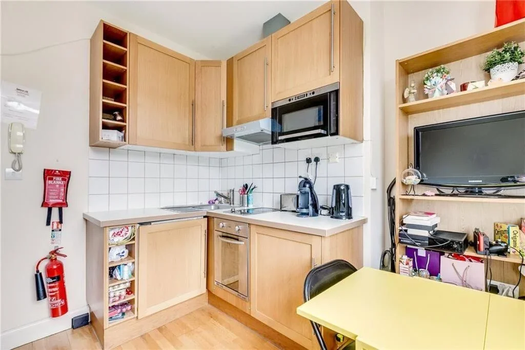 Flat Warbeck Road in Greater London