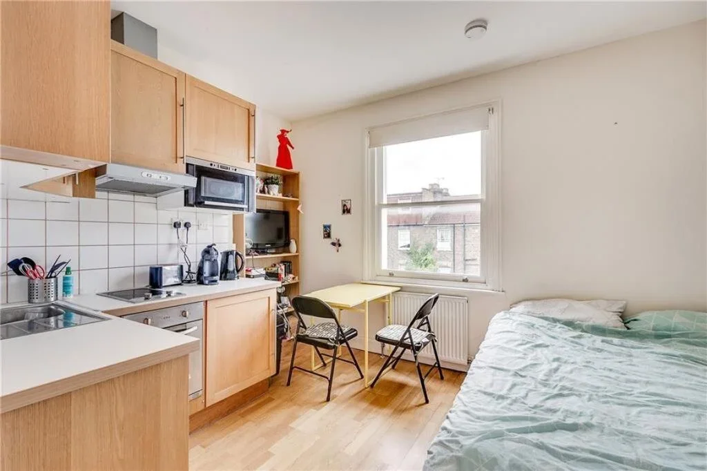 Flat Warbeck Road in Greater London