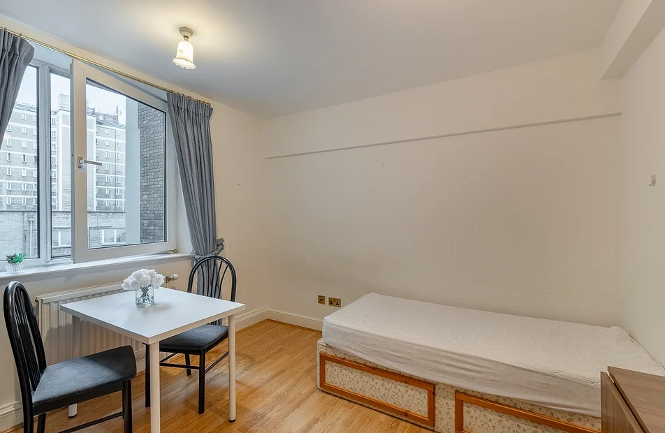 Flat Sloane Avenue in Greater London