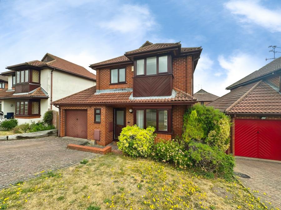 House Charndon Close in Luton