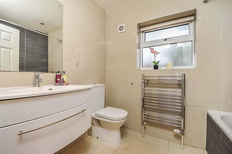 Room George Crescent in Greater London