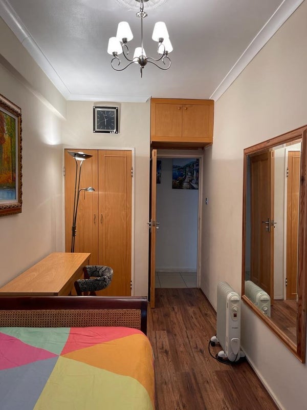 Room Pond Place in Greater London