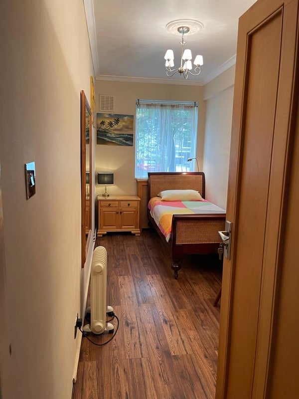 Room Pond Place in Greater London