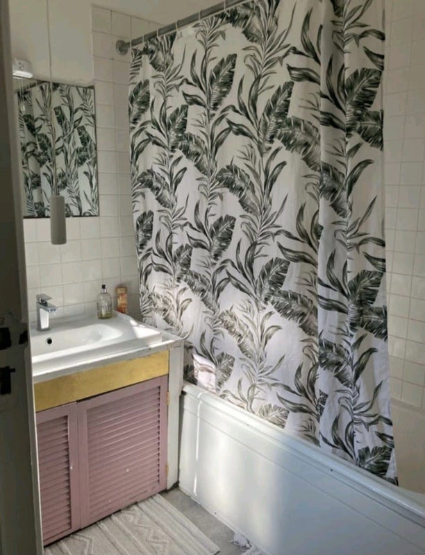 Room Woodgrange Avenue in Greater London