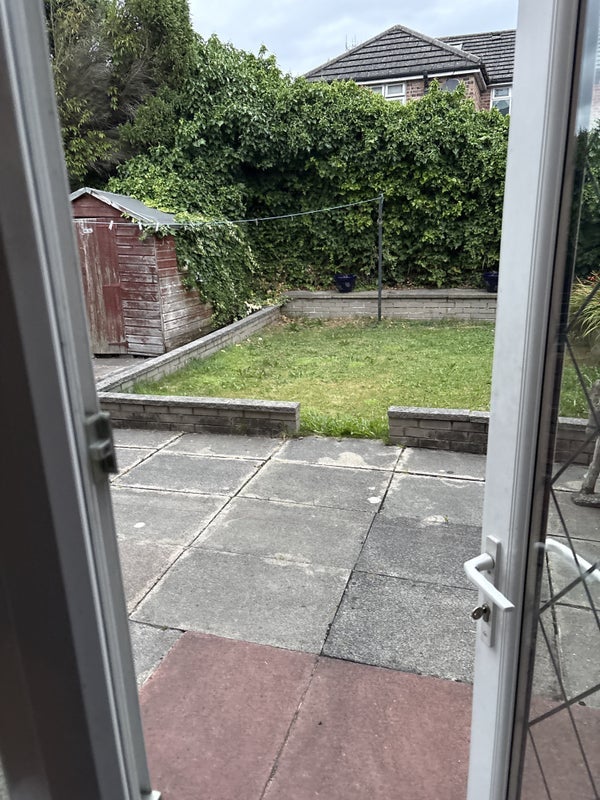 Room Lindale Avenue in Manchester