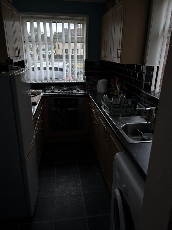 Room Lindale Avenue in Manchester
