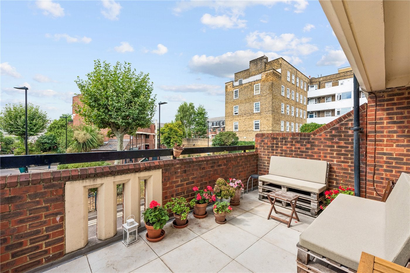 Flat Eckford Street in Greater London