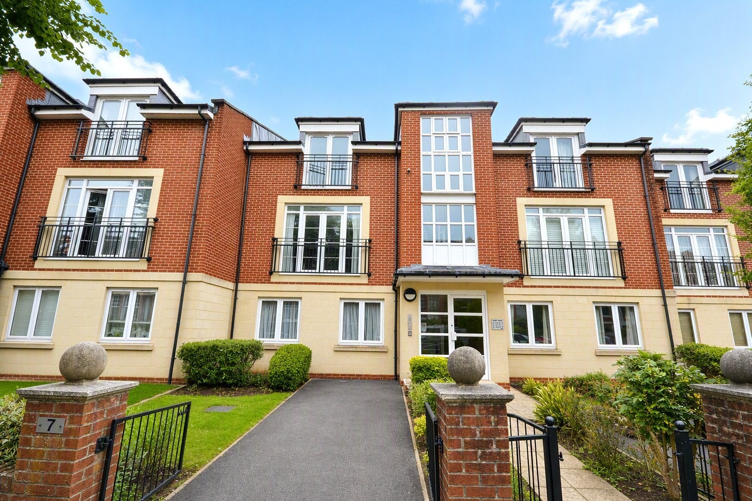 Flat Claremont Avenue in Bristol