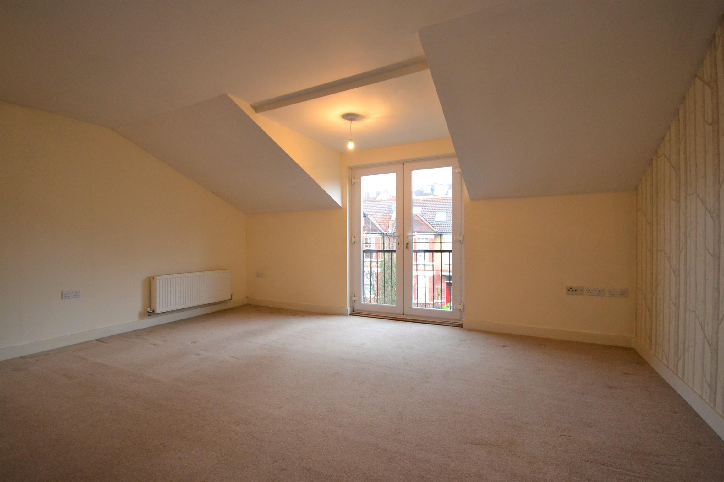 Flat Claremont Avenue in Bristol