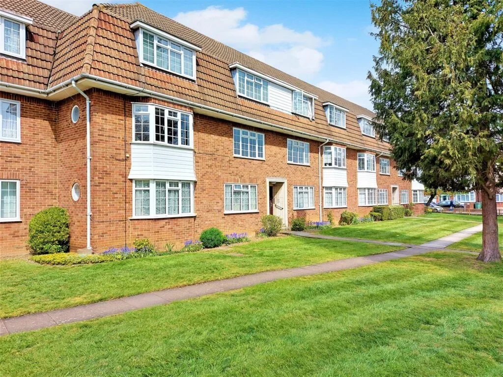 Flat Wordsworth Drive in Greater London
