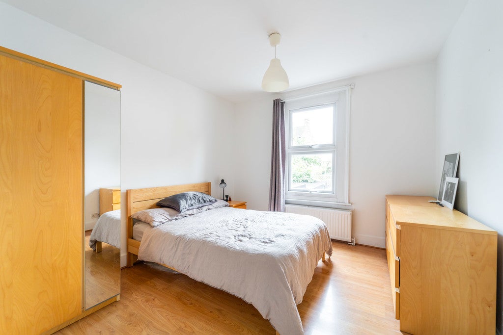 Flat Bryanstone Road in Greater London