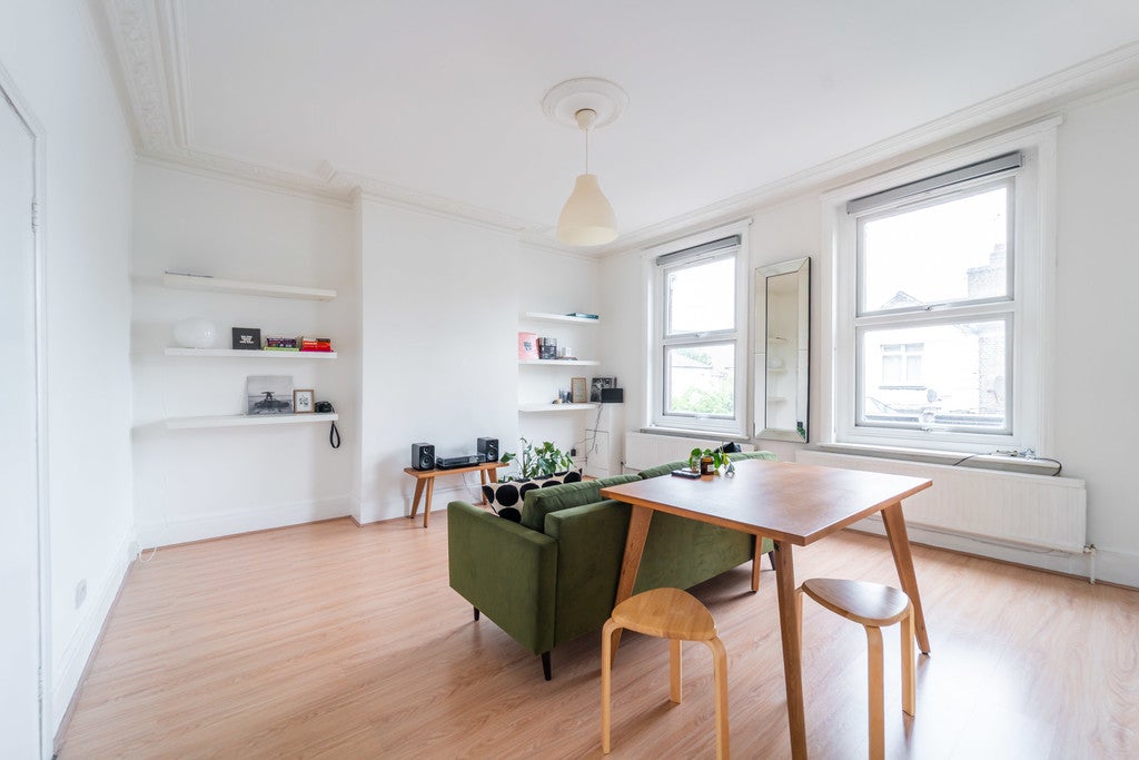 Flat Bryanstone Road in Greater London