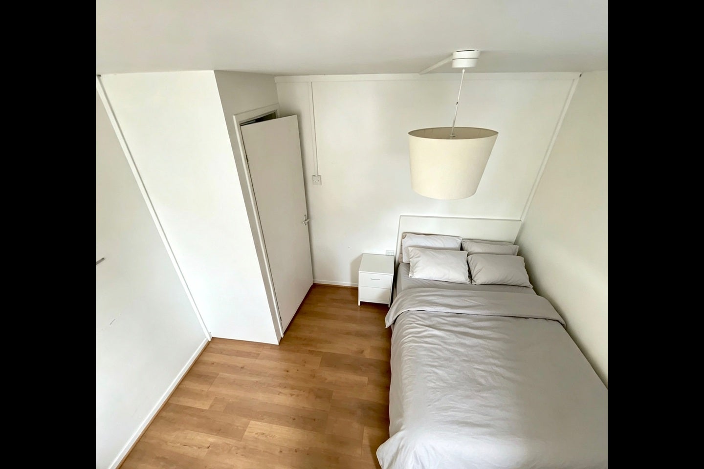 Room East Crescent in Greater London