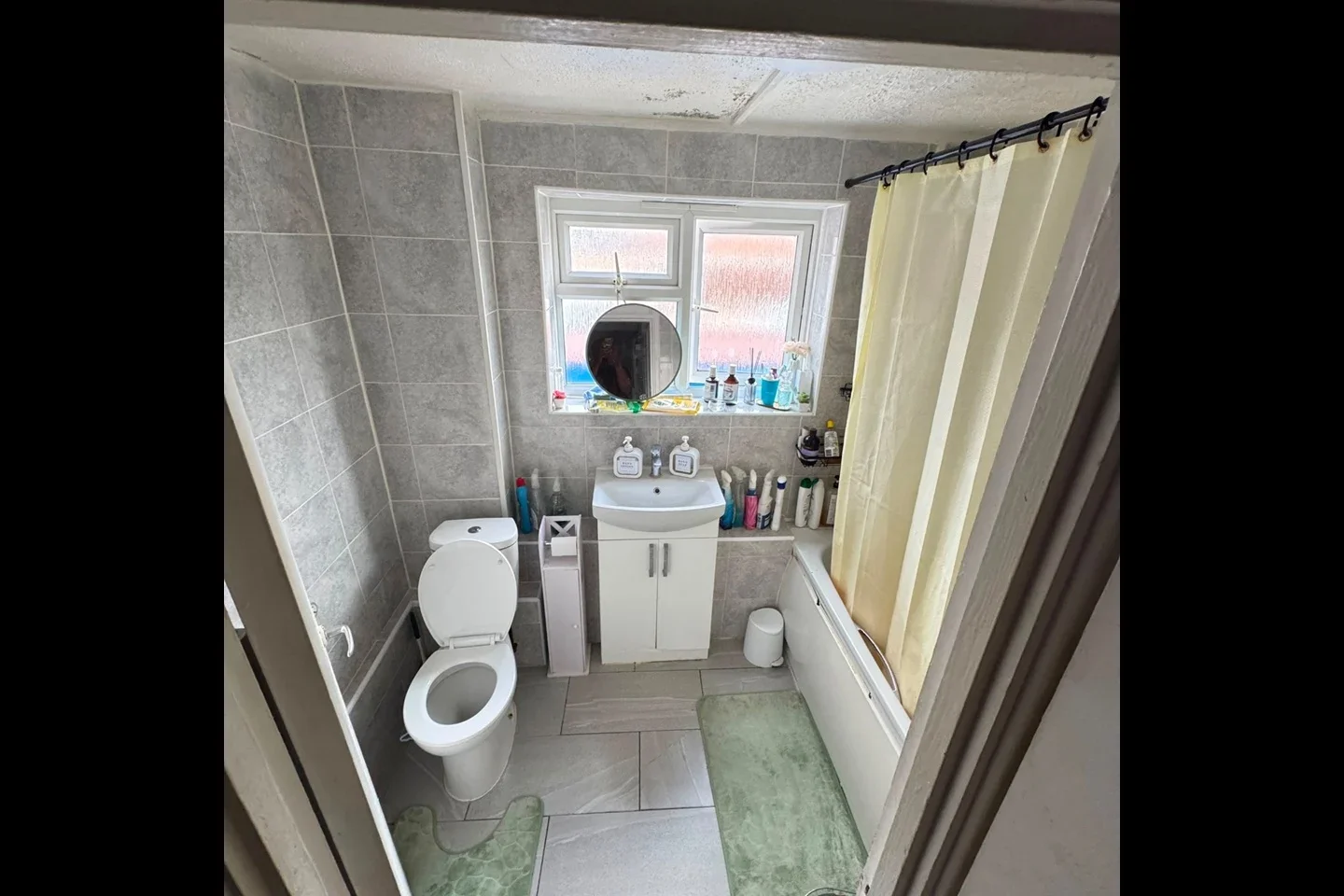 Room East Crescent in Greater London