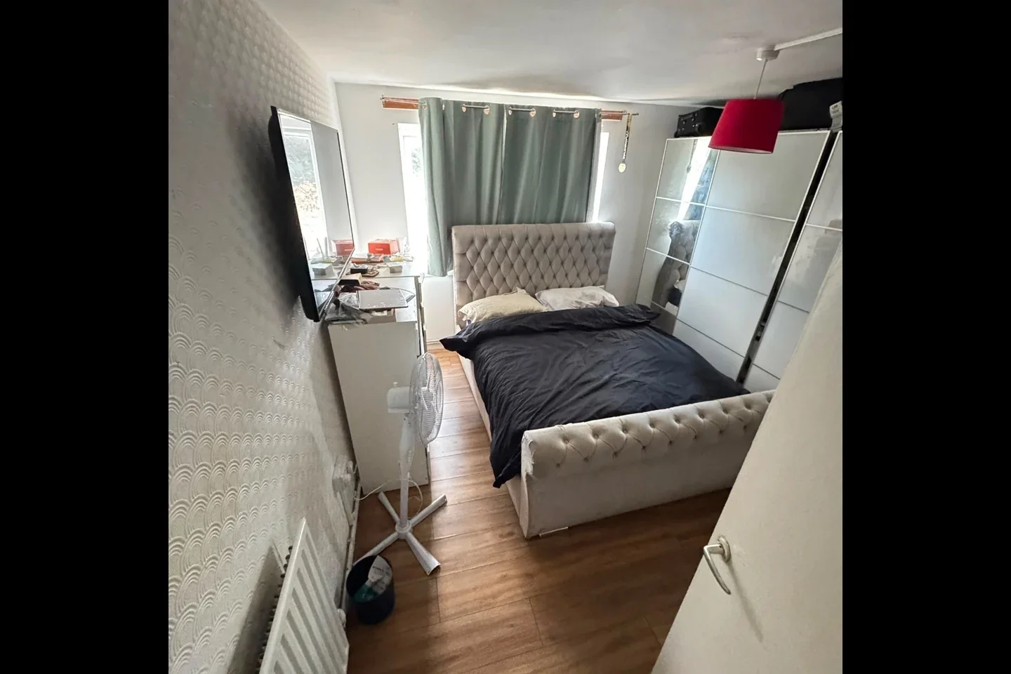 Room East Crescent in Greater London