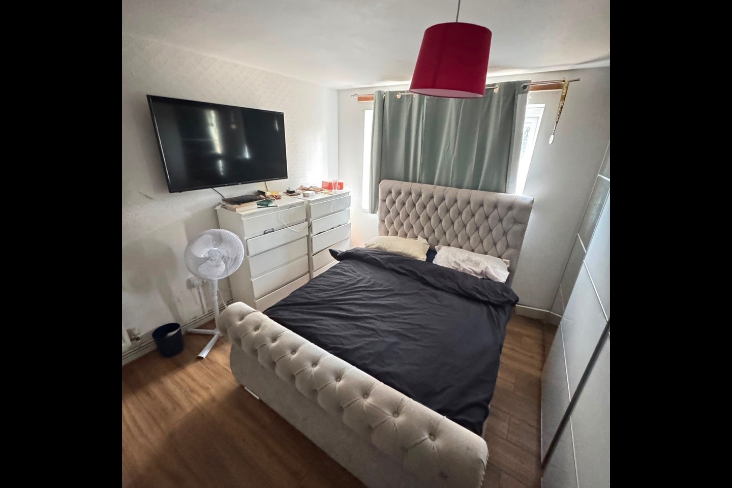 Room East Crescent in Greater London