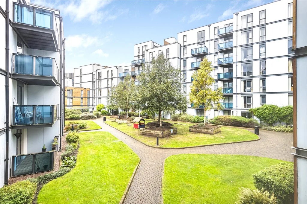 Flat Joslin Avenue in Greater London