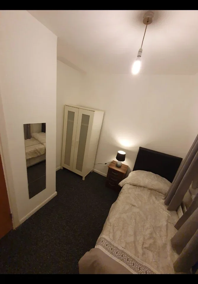 Room Twine Court in Greater London