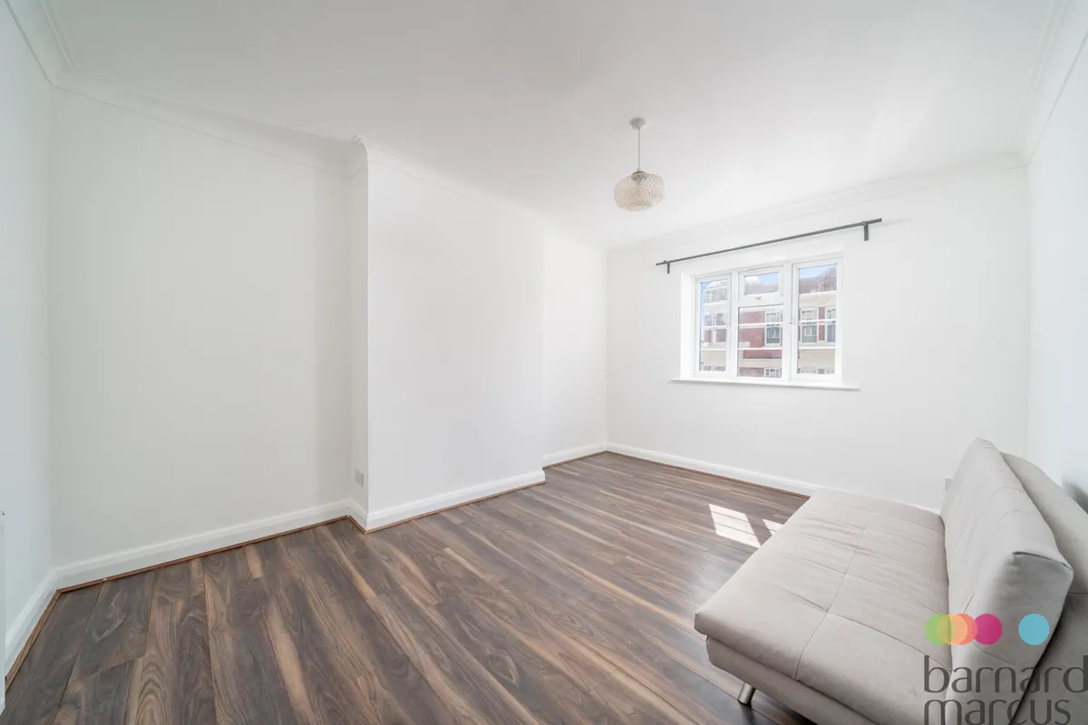 Flat Colney Hatch Lane in Greater London