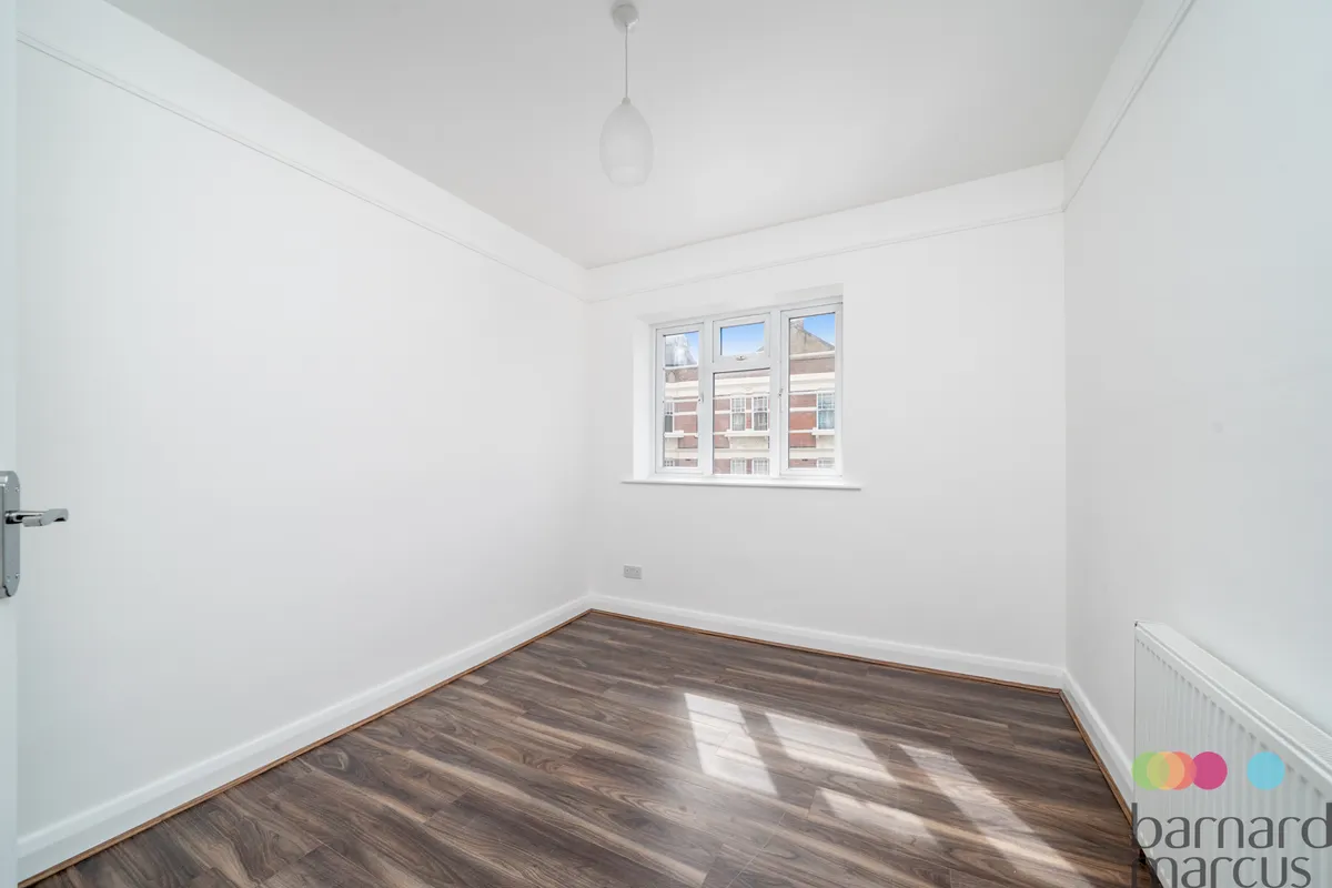 Flat Colney Hatch Lane in Greater London
