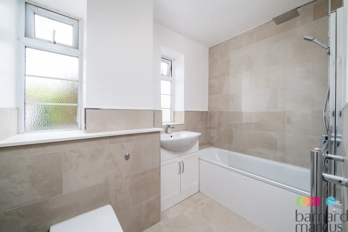 Flat Colney Hatch Lane in Greater London