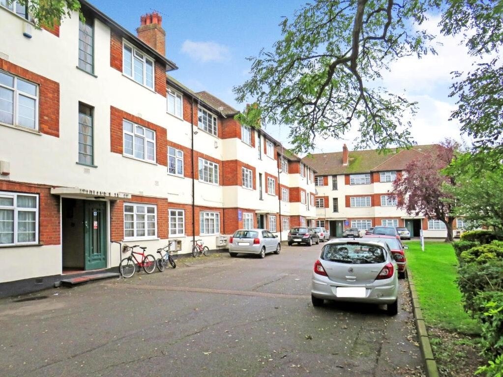 Flat Stanley Avenue in Greater London