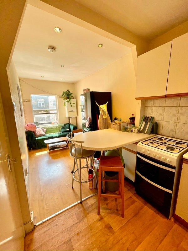 Room Blackstock Road in Greater London