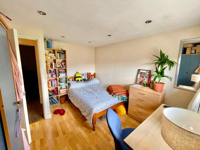 Room Blackstock Road in Greater London