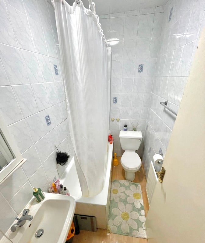 Room Blackstock Road in Greater London