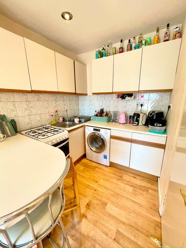 Room Blackstock Road in Greater London