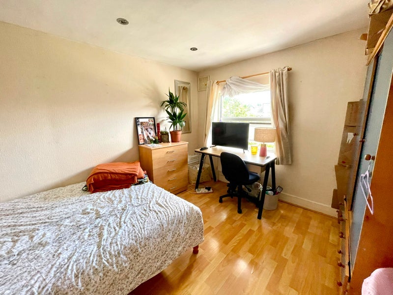 Room Blackstock Road in Greater London
